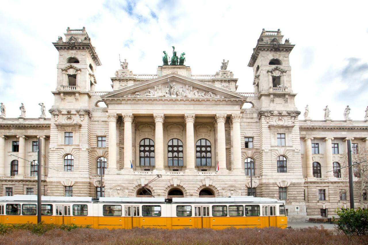 Atlanta Apartment Is In The Heart Of Budapest — Photos 1